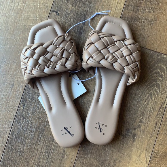 NWT Tan Braided Sandal - Picture 3 of 4